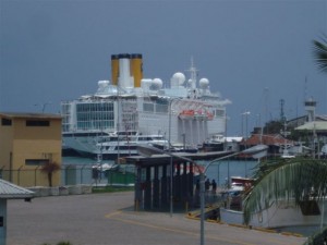 L'ALLEGRA amaré dans le port Victoria L'ALLEGRA amaré dans le port Victoria