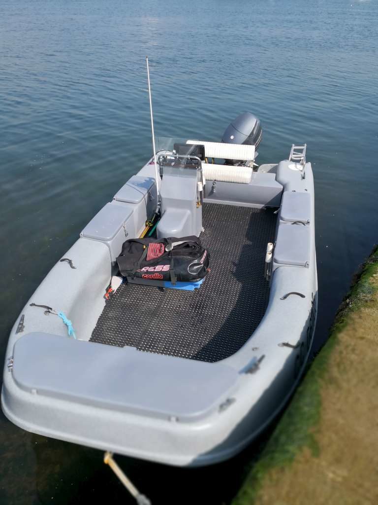funyak 540 moteur 100cv Yamaha couplé au combiné SIMRAD NSS EVO3 9'' avec sonde chirp 1kw chirp et sonde structure scan